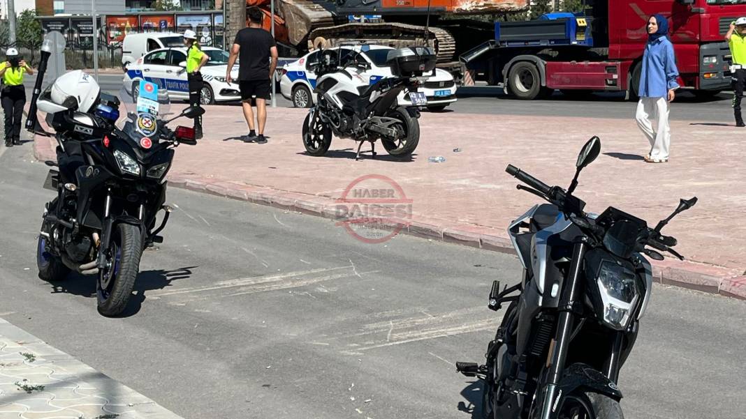 Konya’da polis motosikleti ile motosiklet çarpıştı! Yaralılar var 6